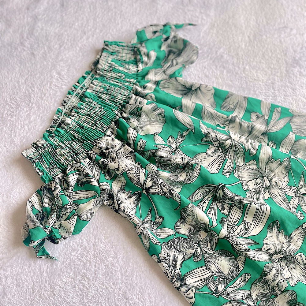 3/$15 **LIKE NEW** VINE & LOVE, (Size S), Green Dress W/ Tropical Print